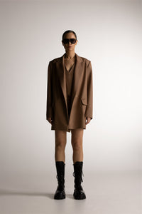 PIXIE WON'T PLAY TWIGS OVERSIZED BLAZER CAMEL BROWN WARM STYLISH WOOL SILK FABRIC OVERSIZED FIT CLASSIC DESIGN VERSATILE PROFESSIONAL ATTIRE SPRING SUMMER FALL WINTER FASHION LAYERING PIECE SOPHISTICATED BUSINESS CASUAL FASHION - FORWARDS TIMELESS WARDROBE STAPLE SUSTAINABLE CLEAN CUT ONE LINE BUTTON FASTENING LUXURY CAPSULE COLLECTION ESSENTIALS