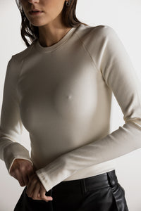 PIXIE WON'T PLAY TRINITY LONG - SLEEVE TOP RIBBED ECRU WHITE ORGANIC COTTON SUSTAINABLE FASHION WEAR WITHOUT BRA LUXURY STYLISH COMFORTABLE BREATHABLE FABRIC VERSATILE RELAXED FIT SOFT TRENDY SUMMER AUTUMN WINTER SPRING WEAR CASUAL OUTFIT WORKOUT LAYERING VARIOUS COLORS FASHIONABLE MUST-HAVE EVERYDAY ESSENTIALS